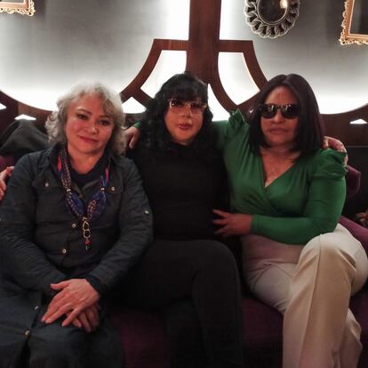 Martha Ávila, María López y Carmen Sánchez,  supervivientes de ataques con ácido en México, en diciembre de 2022.
