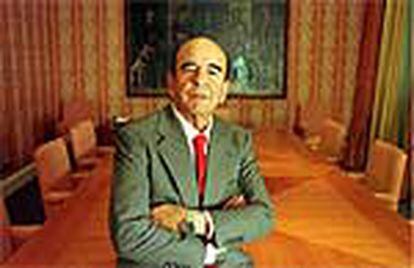 Emilio Botín, en la sala de juntas de su antedespacho. En la pared del fondo, un cuadro de Gutiérrez Solana.