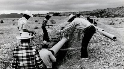 Construcción de un sistema de irrigación en Aguas Calientes, México, 1979.