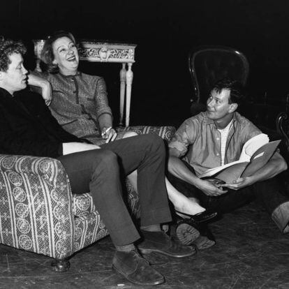 Joe Orton (derecha), con Dudley Sutton y Madge Ryan, actores de su obra  &#039;Entertaining Mr Sloane&#039; en 1964.  
