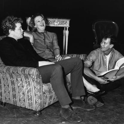 Joe Orton (derecha), con Dudley Sutton y Madge Ryan, actores de su obra  &#039;Entertaining Mr Sloane&#039; en 1964.  