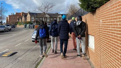 Un pequeño grupo de los migrantes acogidos en un cuartel de Alcalá de Henares (Madrid) se dirigía este jueves a unas pistas deportivas a jugar al baloncesto.