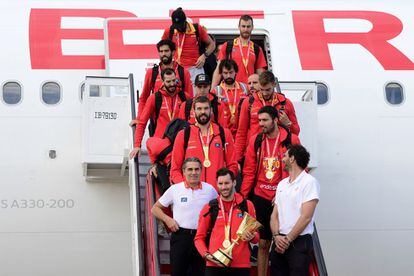 Los jugadores de la selección española de baloncesto a su llegada al aeropuerto de Madrid-Barajas Adolfo Suárez. 
