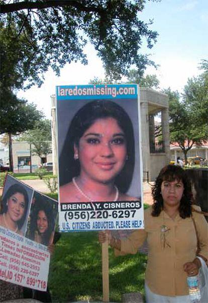 La madre de Brenda Cisneros se manifiesta en Laredo (Tejas).