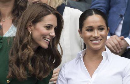 Meghan Markle y Kate Middleton durante la final femenina de Wimbledon.