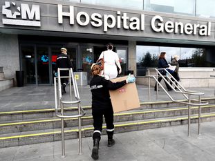 Entrega el pasado 7 de abril en el Hospital La Paz, de Madrid, de material donado. En vídeo, Pilar Allué, comisaria principal de la Policía Nacional, explica la detención de un 'hacker' de 16 años.