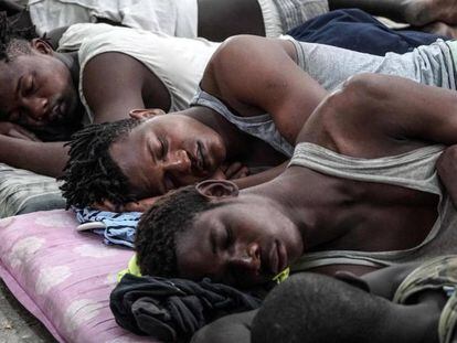 Inmigrantes africanos duermen en un centro de detención en Libia.