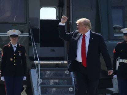 Trump saluda a su llegada al aeropuerto JFK de Nueva York,