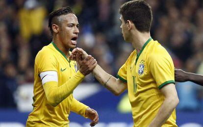 Neymar y Oscar, los mejores de Brasil, celebran un gol.