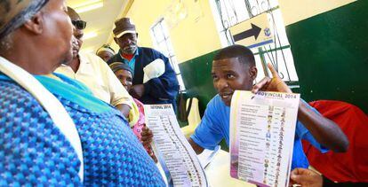 Un miembro de la Comisi&oacute;n Electoral Independiente explica c&oacute;mo se vota, este mi&eacute;rcoles en un colegio electoral de Nkandla (Sud&aacute;frica)