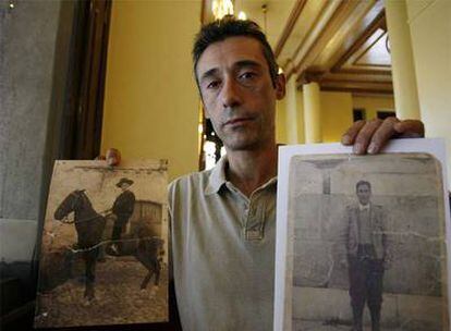 Javier Jiménez, con sendas fotografías de su abuelo.