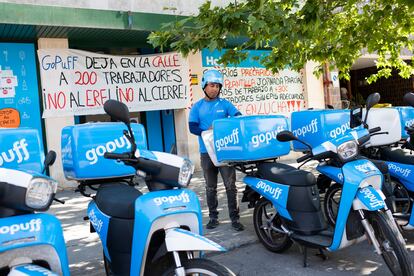 Empleados de la plataforma Gopuff en la tienda de la calle Potosi en Madrid.
Foto: Inma Flores