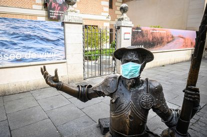 Estatua de Don Quijote se protege contra el coronavirus frente a la casa natal de Cervantes en Alcalá de Henares.