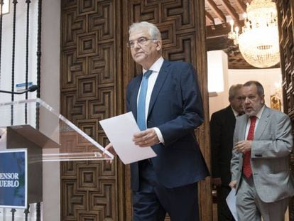 Gabriel Rubio, portavoz de la familia de Itziar Prats, y el Defensor del Pueblo en funciones, Francisco Fernández Marugán, este viernes en Madrid. 