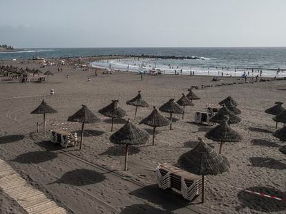 Playa de Las Américas (Tenerife), con los negocios cerrados por el coronavirus. Foto: Rafa Avero