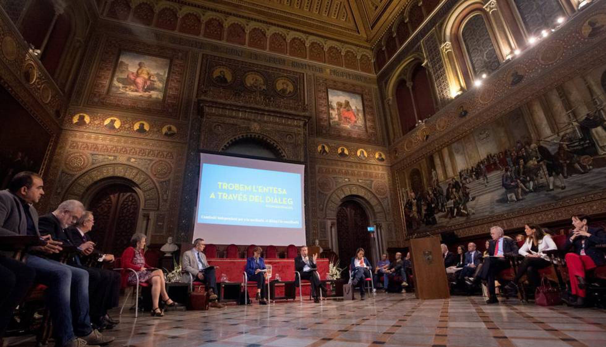 El Colegio de Abogados de Barcelona pide relevar a Rajoy y Puigdemont como interlocutores El Colegio de Abogados de Barcelona pide relevar a Rajoy y Puigdemont como interlocutores