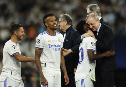 Florentino Pérez, presidente del Real Madrid, abraza al delantero del Real Madrid Vinicius Junior. 