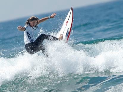 La española Leticia Canales surfea en Huntington Beach (California) en julio de 2019.