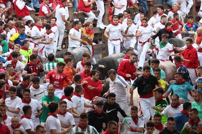El segundo encierro de los Sanfermines con astados de la ganadería de José Escolar Gil ha sido, con 2 minutos y 23 segundos aún más rápido que el de ayer.
