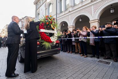 El coche fúnebre que transporta los restos mortales de Concha Velasco a su llegada a las inmediaciones de la Catedral de Valladolid este domingo.