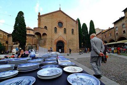 Mercadillo frente a Santo Stefano, en Bolonia (Italia).