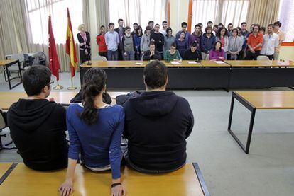 Tres de los cuatro detenidos, de espaldas, asisten a la lectura de un manifiesto de respaldo de la Facultad de Ciencias Políticas.