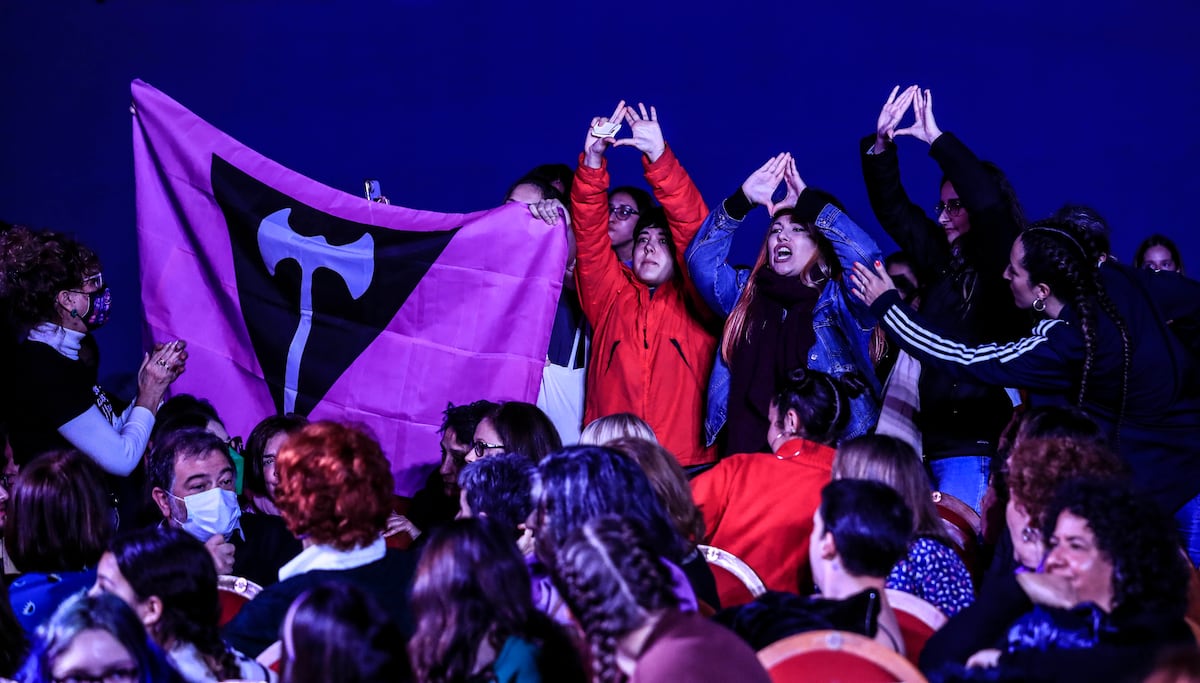 Montero, ante quienes pretendieron reventar su acto: «Hay que respetar a todas las mujeres» |  8M: Día de la Mujer