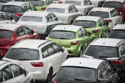 Carga de coches en la fábrica de Seat,en Martorell.