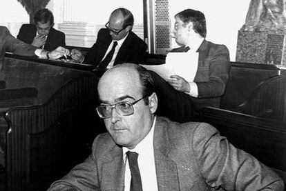 El ex diputado general de Álava, Emilio Guevara y detrás Antonio Caño, Mario Fernández y Pedro Luis Uriarte en uno de los debates de la LTH, en 1983.