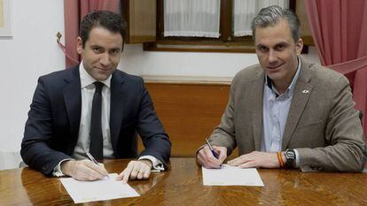Los 'números dos' de PP y Vox, Teodoro García Egea y Javier Ortega Smith firman el acuerdo en el marco de las negociaciones sobre la Mesa del Parlamento.