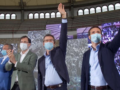 Alberto Nuñez Feijóo, al comienzo de un mitin junto al líder del PP, Pablo Casado, y el expresidente del Gobierno Mariano Rajoy este sábado en Vigo.