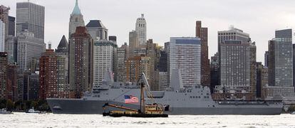 El buque USS New York, con los rascacielos del centro financiero de Manhattan al fondo.