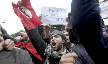 Un manifestante sostiene una pancarta que dice 'Tengo un sueño, Túnez libre' durante una protesta en Túnez.