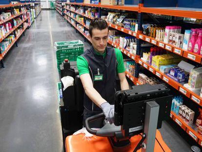 Un trabajador de Mercadona, en el nuevo centro de distribución de la compañía ubicado en Valencia y dedicado en exclusiva a los pedidos online.