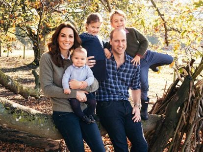 Para felicitar la Navidad 2018, los duques de Cambridge eligieron una foto familiar más informal. Acompañados de sus tres hijos, se mostraron sonrientes, vestidos con ropa informal y en el campo, lejos de los majestuosos salones de palacio.