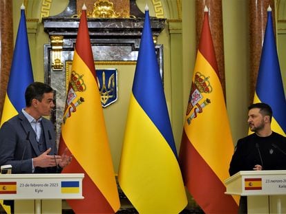 Pedro Sánchez y Volodímir Zelenski, este jueves en la rueda de prensa que han ofrecido en Kiev.