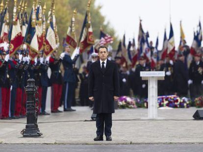 El presidente Nicolás Sarkozy en la Tumba del Soldado Desconocido durante los actos del Día del Armisticio, en París.