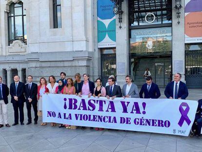 Minuto de silencio enfrente del Ayuntamiento este lunes sin Vox. En víde, declaraciones de distintos líderes políticos de Madrid.