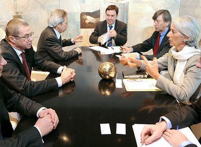 El vicepresidente del gigante ruso Gazprom, Alexandr Medvédev (el segundo de la fila de la izquierda) en una reunión hoy en París con miembros del Gobierno francés