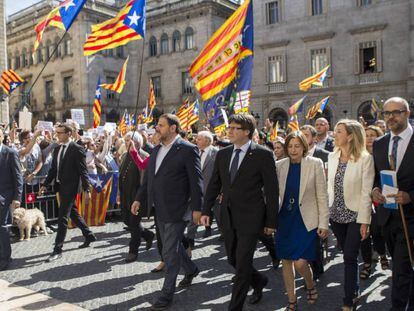 Carles Puigdemont, Carme Forcadell y Oriol Junqueras durante la concentraci&oacute;n de alcaldes en la plaza Sant Jaume de Barcelona.