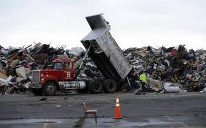 En la península de Rockaway, una de las zonas más devastadas por "Sandy" y una de las más turísticas de la ciudad durante la época estival, los operarios han trabajado intensamente desde marzo para que todo esté listo en esta nueva temporada de playa.EFE/Archivo