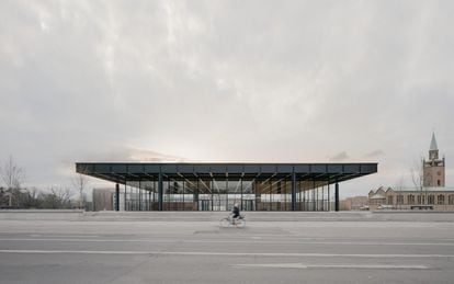 Chipperfield desaparece en el rescate del último edificio que Mies van der Rohe construyó, la Nationalgalerie con la que el genio moderno regresó a Berlín. Es una obra de orfebrería y justicia. Demuestra cuan monumental puede ser la modernidad. Y deja hablar al maestro actualizándolo y, sin embargo, desapareciendo.