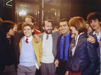Estreno de la película 'El pico 2', en 1984. De izquierda a derecha: Antonio Flores, José Luis Manzano, Eloy de la Iglesia, Valentín Paredes y El Pirri. / Foto cortesía de Valentín Paredes