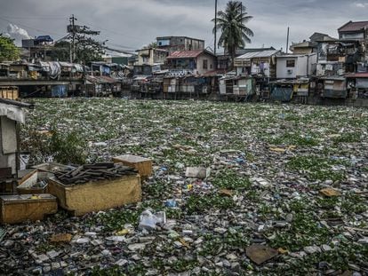 Plásticos y basuras  cubren la superficie del río Estero de Vitas que desemboca en la Bahía de Manila.