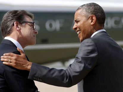 Rick Perry y el presidente Obama durante una visita para tratar la crisis 