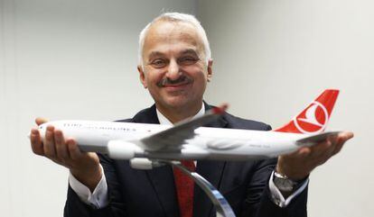 Temel Kotil, consejero delegado de Turkish Airlines, sujeta la maqueta de un avi&oacute;n de su compa&ntilde;&iacute;a 