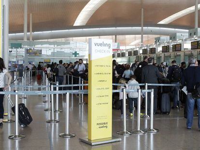 Decenas de pasajeros ante los puestos de facturaci&oacute;n de Vueling.