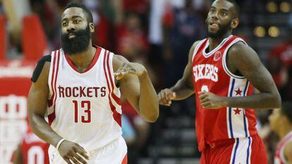 Harden celebra un triple ante Sampson.