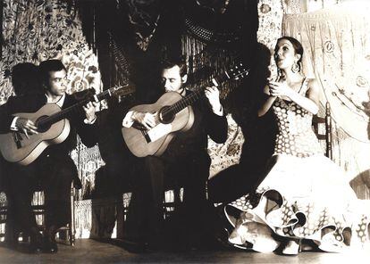 Luis Habichuela (izquierda), Enrique Escudero y Carmen Linares, en 1974 en el tablao Café Chinitas en Madrid.