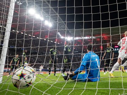 Courtois en el suelo después del primer gol del Leipzig, obra de Gvardiol.